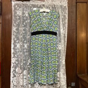 Dress barn flower dress like new size 6 to big on me as I am usually a size 4